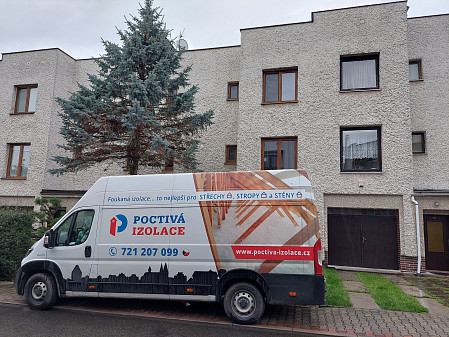 Zateplení stropu řadového rodinného domu s pultovou střechou v Mnichově Hradišti